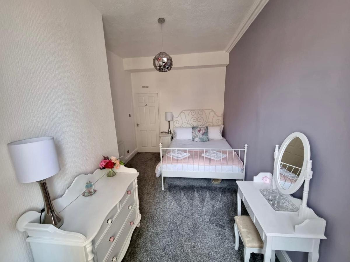 Rose Apartment 2-Bed Town Centre Apartment In แอร์ ภายนอก รูปภาพ